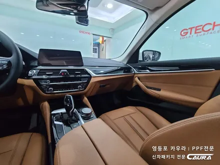 BMW 5시리즈 실내 PPF 하이그로시 시공 대표가 직접 시공하는 실내 ppf 신차패키지 카우라 브이쿨 오너프로 영등포 ppf 센터페시아 ppf 사이드스탭 영등포ppf 목동ppf / 서울 영등포구 양평동5가
