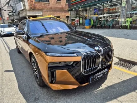 강남 양재동 랩핑 전문 쪼군샵, BMW i7 랩핑 제거, 구릿빛 투톤 듀오톤 랩핑 재시공 / 강남구 역삼동