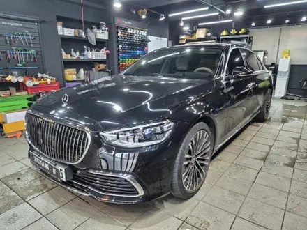 수정 구슬처럼 빛나는 메르세데스 벤츠 S 580 비닐 프로그 글로시 크리스탈 화이트 전체 랩핑 시공 / 강남구 역삼동