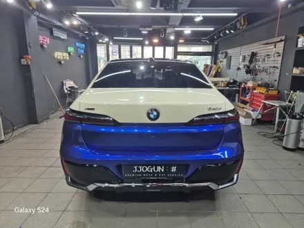BMW 740d, 아이보리 화이트 + 딥 블루 투톤 전체 랩핑 시공으로 더 완벽한 드레스 업 / 강남구 역삼동