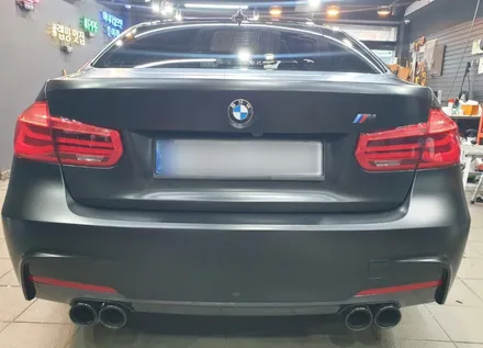 매력이 넘쳐서 담을 수가 없는, BMW 320 i 사틴 블랙 전체 및 루프 스킨 유광 블랙 랩핑 / 서초, 강남, 양재