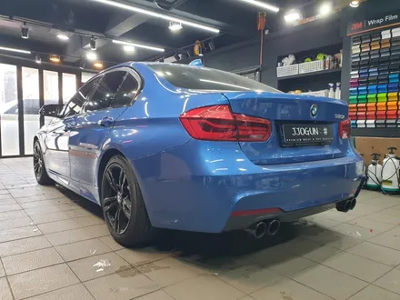 매력이 넘쳐서 담을 수가 없는, BMW 320 i 사틴 블랙 전체 및 루프 스킨 유광 블랙 랩핑 / 서초, 강남, 양재