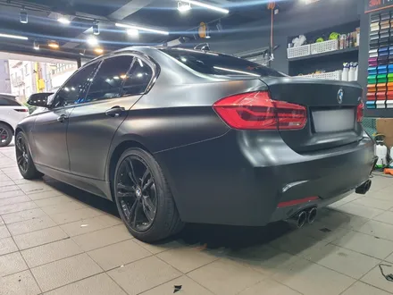 매력이 넘쳐서 담을 수가 없는, BMW 320 i 사틴 블랙 전체 및 루프 스킨 유광 블랙 랩핑 / 서초, 강남, 양재