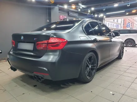 매력이 넘쳐서 담을 수가 없는, BMW 320 i 사틴 블랙 전체 및 루프 스킨 유광 블랙 랩핑 / 서초, 강남, 양재
