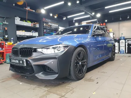 매력이 넘쳐서 담을 수가 없는, BMW 320 i 사틴 블랙 전체 및 루프 스킨 유광 블랙 랩핑 / 서초, 강남, 양재