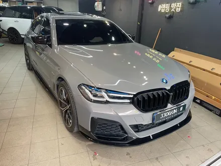 BMW 530e 루프 스킨 및 실내 카본 랩핑 시공 / 서초, 강남, 양재