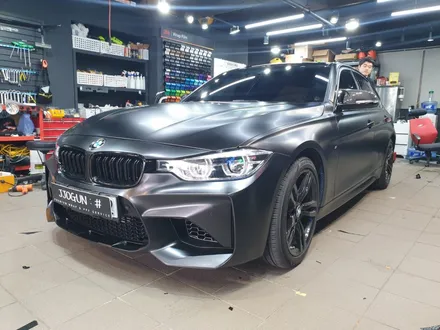 매력이 넘쳐서 담을 수가 없는, BMW 320 i 사틴 블랙 전체 및 루프 스킨 유광 블랙 랩핑 / 서초, 강남, 양재