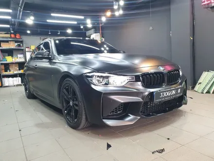 매력이 넘쳐서 담을 수가 없는, BMW 320 i 사틴 블랙 전체 및 루프 스킨 유광 블랙 랩핑 / 서초, 강남, 양재