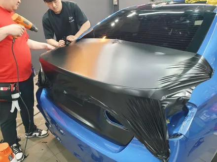 매력이 넘쳐서 담을 수가 없는, BMW 320 i 사틴 블랙 전체 및 루프 스킨 유광 블랙 랩핑 / 서초, 강남, 양재