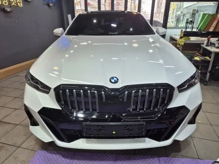 BMW 5시리즈, 그릴 크롬 딜리트(크롬 죽이기) 부분 랩핑 2대 동시 작업 진행 후기 / 강남구 역삼동