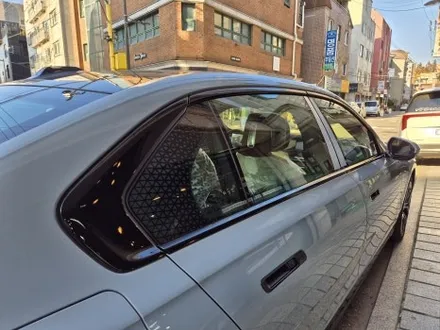 강남 양재동 자동차 랩핑, BMW i7 크롬 딜리트(크롬 죽이기) 부분 랩핑 시공 / 강남구 역삼동