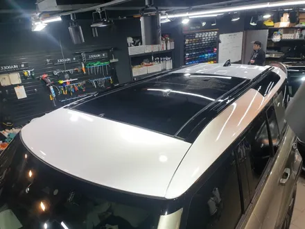 투톤으로 댄디하게 연출 한 랜드로버 디펜더 판게아 그린 화이트 루프 스킨 랩핑 / 서초, 강남, 양재