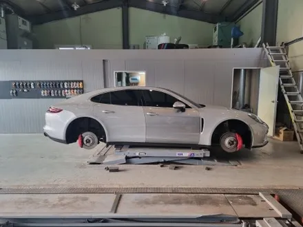 [씨씨씨랩핑] 포르쉐 파나메라(Panamera 4  Porsche)  고광택 크레용 그레이 색상 전체랩핑 / 구리시 사노동