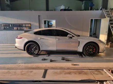 [씨씨씨랩핑] 포르쉐 파나메라(Panamera 4  Porsche)  고광택 크레용 그레이 색상 전체랩핑 / 구리시 사노동
