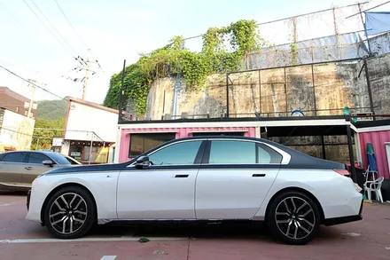 구리 하남 투톤 랩핑, BMW G70 7시리즈 화이트 바디에 듀오톤으로 플래그십의 품격을 입히다 / 남양주시 평내동