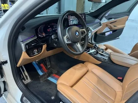 BMW G30 5시리즈 520i 실내 카본 랩핑 안산 보헤미안퍼포먼스 / 안산시 단원구 고잔동