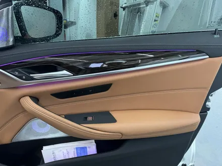 BMW G30 5시리즈 520i 실내 카본 랩핑 안산 보헤미안퍼포먼스 / 안산시 단원구 고잔동