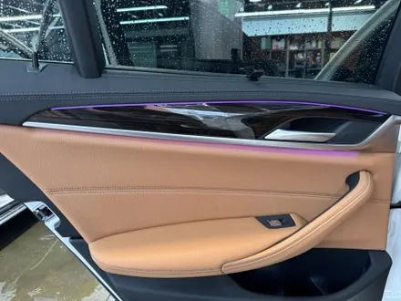 BMW G30 5시리즈 520i 실내 카본 랩핑 안산 보헤미안퍼포먼스 / 안산시 단원구 고잔동