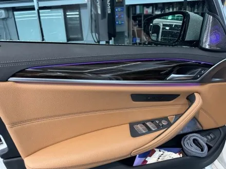 BMW G30 5시리즈 520i 실내 카본 랩핑 안산 보헤미안퍼포먼스 / 안산시 단원구 고잔동