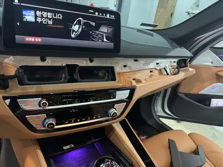 BMW G30 5시리즈 520i 실내 카본 랩핑 안산 보헤미안퍼포먼스 / 안산시 단원구 고잔동