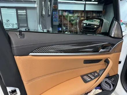 BMW G30 5시리즈 520i 실내 카본 랩핑 안산 보헤미안퍼포먼스 / 안산시 단원구 고잔동