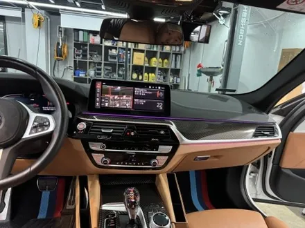 BMW G30 5시리즈 520i 실내 카본 랩핑 안산 보헤미안퍼포먼스 / 안산시 단원구 고잔동