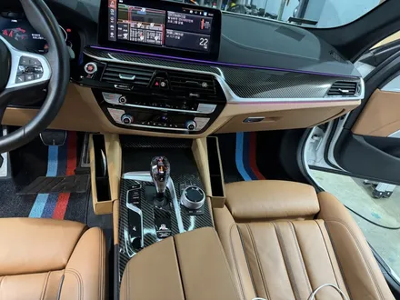 BMW G30 5시리즈 520i 실내 카본 랩핑 안산 보헤미안퍼포먼스 / 안산시 단원구 고잔동