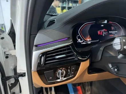 BMW G30 5시리즈 520i 실내 카본 랩핑 안산 보헤미안퍼포먼스 / 안산시 단원구 고잔동