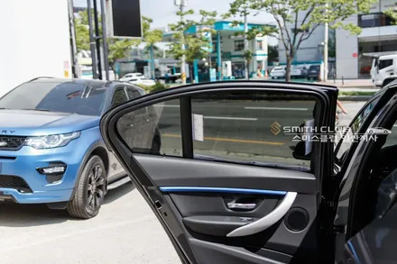 bmw320i 스미스클럽 T2 썬팅시공으로 그레이카리스마 스타일링 최대로 업스타일!