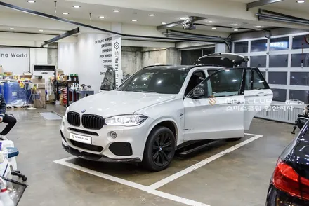 BMW X5 튜닝, 자녀들을 위한 아빠의 새심한 배려 리어모니터 작업