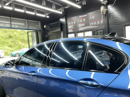 슈퍼세단  BMW M5 존재감확실한 반사썬팅 블락포디 스카이블루 시공 / 창원,마산,경남