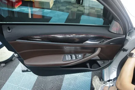 BMW 540i 실내 유광카본랩핑으로 좀 더 스포티한 느낌으로! 창원랩핑 CW디테일링 본점 시공. / 창원,마산,경남