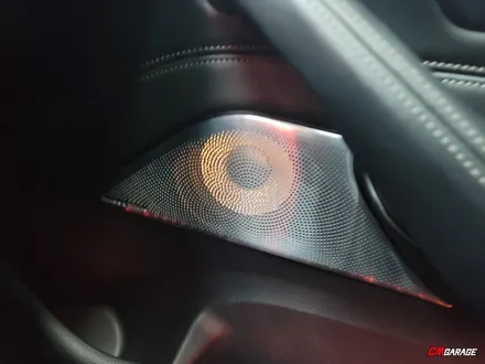 [ BMW G30 5시리즈 ] 엠비언트라이트! 회오리 스피커 및 스피커 엠비언트 라이트 튜닝입니다~^^ 순정과 동일하게 컬러변경이 가능하며 저녁에는 은은하게 비춰주죠..^^