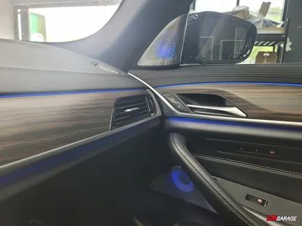 [ BMW G30 5시리즈 ] 엠비언트라이트! 회오리 스피커 및 스피커 엠비언트 라이트 튜닝입니다~^^ 순정과 동일하게 컬러변경이 가능하며 저녁에는 은은하게 비춰주죠..^^