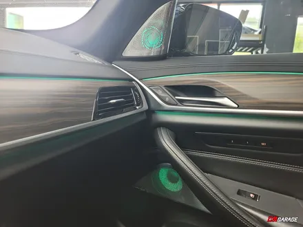 [ BMW G30 5시리즈 ] 엠비언트라이트! 회오리 스피커 및 스피커 엠비언트 라이트 튜닝입니다~^^ 순정과 동일하게 컬러변경이 가능하며 저녁에는 은은하게 비춰주죠..^^