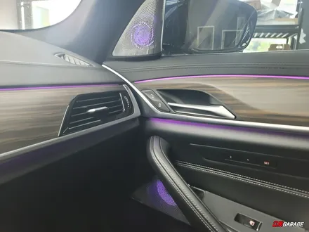 [ BMW G30 5시리즈 ] 엠비언트라이트! 회오리 스피커 및 스피커 엠비언트 라이트 튜닝입니다~^^ 순정과 동일하게 컬러변경이 가능하며 저녁에는 은은하게 비춰주죠..^^