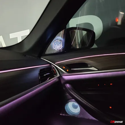 [ BMW G30 5시리즈 ] 엠비언트라이트! 회오리 스피커 및 스피커 엠비언트 라이트 튜닝입니다~^^ 순정과 동일하게 컬러변경이 가능하며 저녁에는 은은하게 비춰주죠..^^