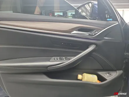 [ BMW G30 5시리즈 ] 엠비언트라이트! 회오리 스피커 및 스피커 엠비언트 라이트 튜닝입니다~^^ 순정과 동일하게 컬러변경이 가능하며 저녁에는 은은하게 비춰주죠..^^