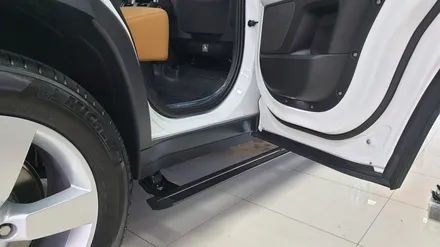랜드로버 디펜더 전동사이드스텝 지상고 높아 한걸음에 탑승이 힘겨워! / 부산 남구