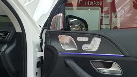 벤츠 GLE450 레드컬러 안전벨트 팔걸이 카본수전사 실내인테리어로 에너지 팍팍 느껴져요!!! / 부산 남구