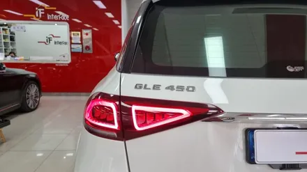 벤츠 GLE450 레드컬러 안전벨트 팔걸이 카본수전사 실내인테리어로 에너지 팍팍 느껴져요!!! / 부산 남구