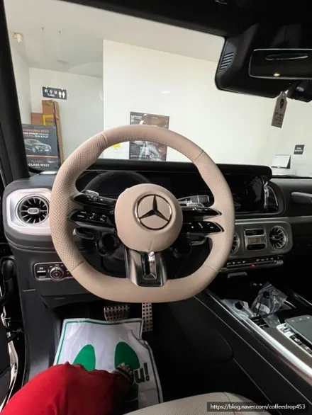 벤츠 G63 순정 감성 업그레이드! 블랙 랩핑, 베이지 AMG 핸들, 전동 사이드스텝, 순정 트렁크 선반 시공 후기 / 부산 남구