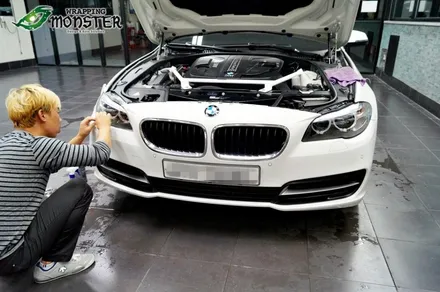 차가 긁혔는데..도장은 멀쩡하네요?BMW 520d 몬스터가드 저황변PPF 앞범퍼 제거 후 재시공&그릴 안쪽 무광블랙 랩핑~ / 청주 내덕동