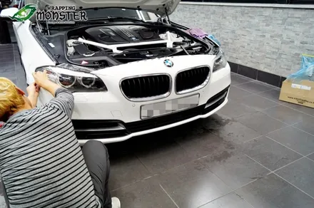 차가 긁혔는데..도장은 멀쩡하네요?BMW 520d 몬스터가드 저황변PPF 앞범퍼 제거 후 재시공&그릴 안쪽 무광블랙 랩핑~ / 청주 내덕동