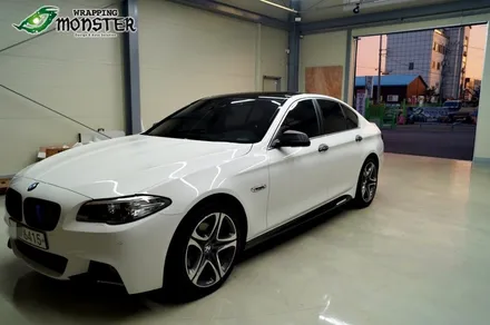 모든 랩핑작업을 한번에~!BMW 520d 루프&사이드미러&도어캐치&프론트립&그릴&트렁크 스포일러 랩핑~M퍼포먼스데칼 스티커등.. / 청주 내덕동
