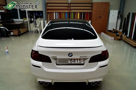 모든 랩핑작업을 한번에~!BMW 520d 루프&사이드미러&도어캐치&프론트립&그릴&트렁크 스포일러 랩핑~M퍼포먼스데칼 스티커등.. / 청주 내덕동