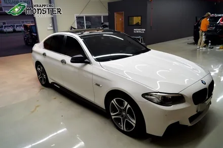 모든 랩핑작업을 한번에~!BMW 520d 루프&사이드미러&도어캐치&프론트립&그릴&트렁크 스포일러 랩핑~M퍼포먼스데칼 스티커등.. / 청주 내덕동