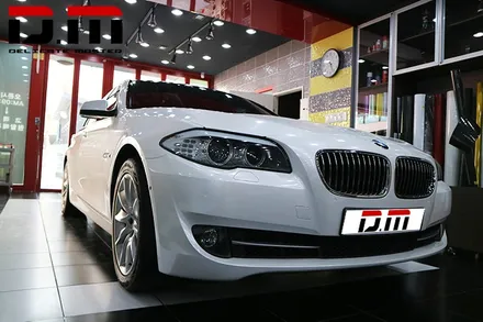 [디엠][자동차멀티샵][랩핑전문] bmw 5시리즈 화이트 질주펄 전체랩핑 + 루프스킨 +디퓨저 유광블랙 부분랩핑 시공 / 대구 수성구