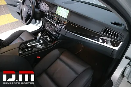 [디엠][자동차멀티샵][대구랩핑전문] bmw 5시리즈 무광 카본블랙 실내랩핑,아이나비(v900)설치,엠비언트 시공 / 대구 수성구