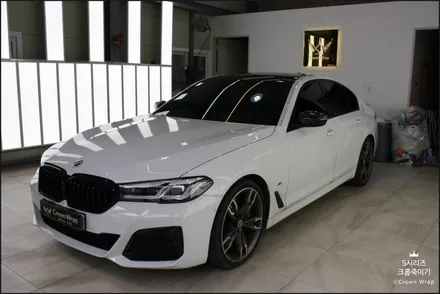 BMW G30 크롬죽이기 재시공의 핵심, 윈도우 몰딩 들뜸 방지와 샤크안테나 마감 디테일 / 부산 사상구